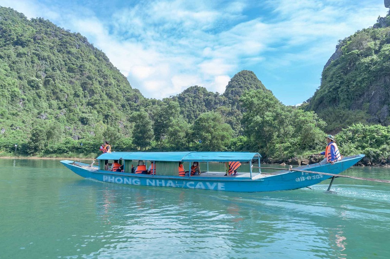 Đoàn di chuyển thăm quan Phong Nha Kẻ Bàng - địa danh nổi tiếng Quảng Bình